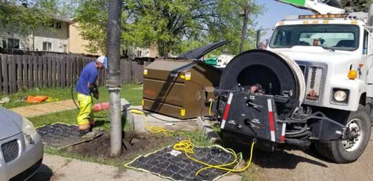 Hydrovac-truck-with-worker-excavating