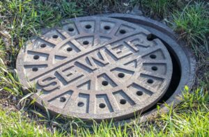 Sewer-manhole-cover-in-grass